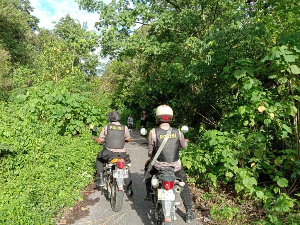 Polisi melakukan patroli di jalur menuju lokasi tambang sinabar di Pulau Seram, Maluku, Senin (13/1/2020).