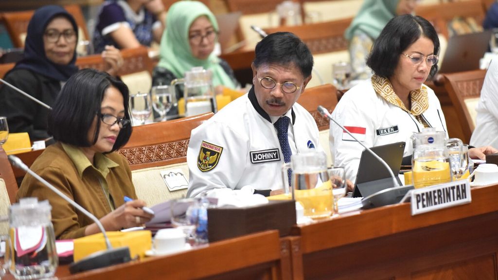 Menteri Komunikasi dan Informatika Johnny G Plate menghadiri rapat membahas RUU PDP dengan Komisi I DPR di Kompleks Parlemen, Senayan, Jakarta, Selasa (25/2/2020). 