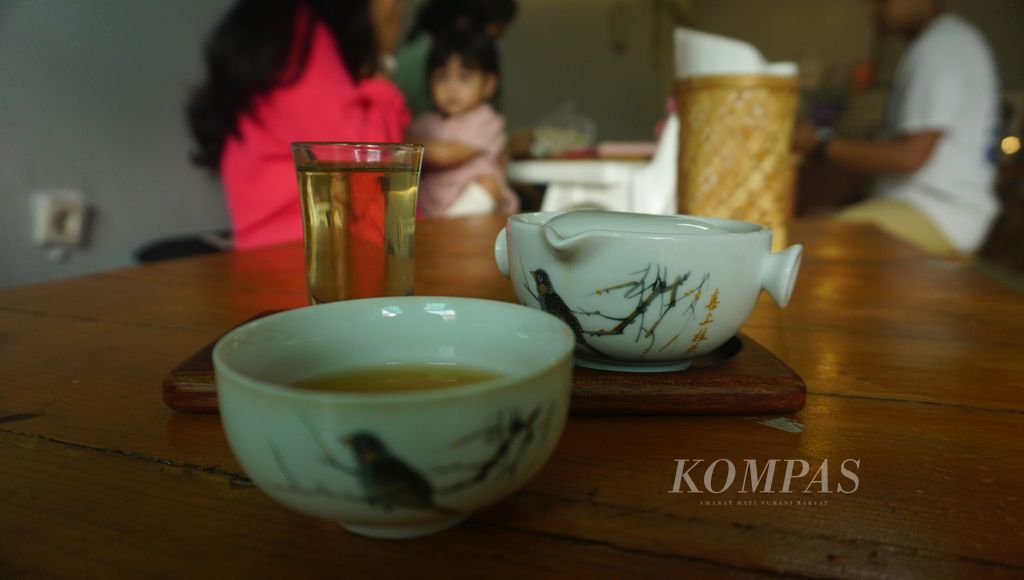 Salah satu racikan teh dari kafe teh kekinian bernama Helveteaca di Kota Surakarta, Jawa Tengah, Kamis (18/8/2022). 