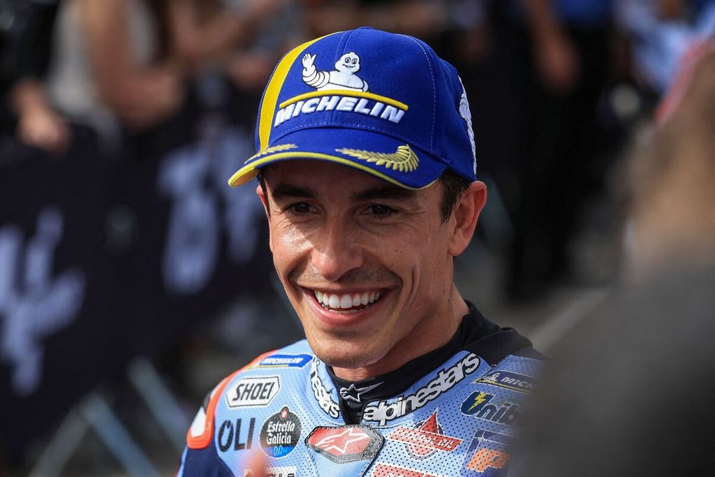 Pebalap Gresini Racing, Marc Marquez, tersenyum saat melakukan selebrasi seusai balapan sprint Grand Prix MotoGP seri Portugal di Sirkuit Internasional Algarve, Portimao, Sabtu (23/3/2024).