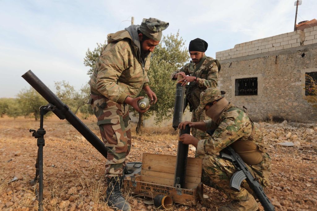 Para petempur Suriah dukungan Turki mempersiapkan mortir di Jarabulus, dekat perbatasan dengan Turki, di wilayah yang dikuasai oposisi di Aleppo, Suriah timur, Senin (21/11/2022). 