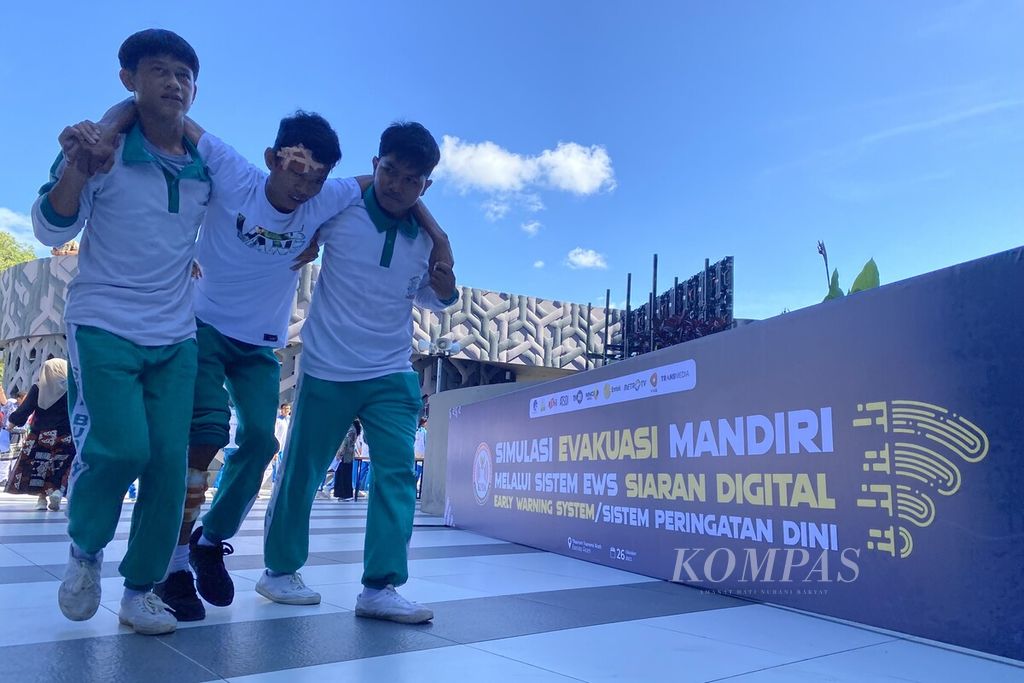 Sejumlah siswa melakukan simulasi evakuasi dari bencana secara mandiri, Kamis (26/10/2023), di Kota Banda Aceh, Provinsi Aceh. 