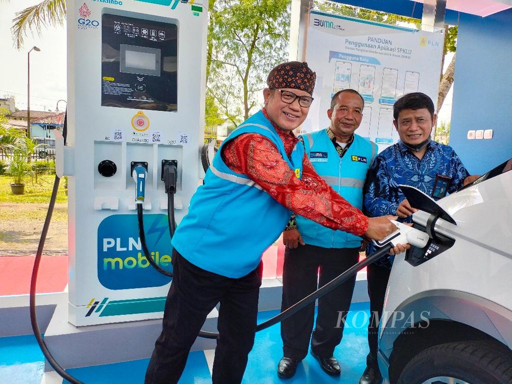 Direktur Bisnis Regional Jawa, Madura, dan Bali PT PLN (Persero) Haryanto WS memeragakan cara pengisian energi listrik ke mobil listrik di SPKLU Candi Borobudur, Kabupaten Magelang, Jawa Tengah, Sabtu (4/6/2022).