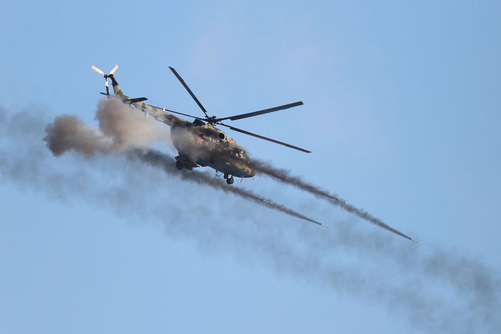 Sebuah Helikopter melepaskan tembakan dalam latihan gabungan militer Rusia dan Belarus, di Grodno, Belarus, Sabtu (12/2/2022).