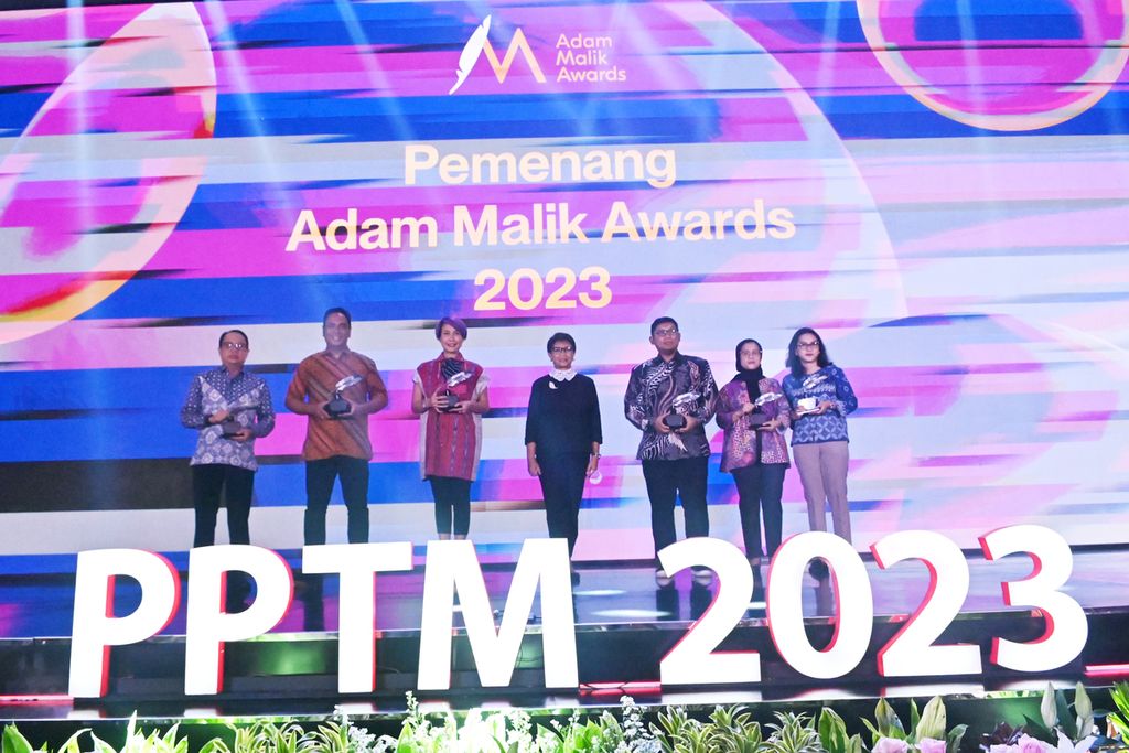 Menteri Luar Negeri Retno Marsudi (tengah) berfoto bersama pemenang Adam Malik Awards 2023 di Jakarta, Rabu (11/1/2023).