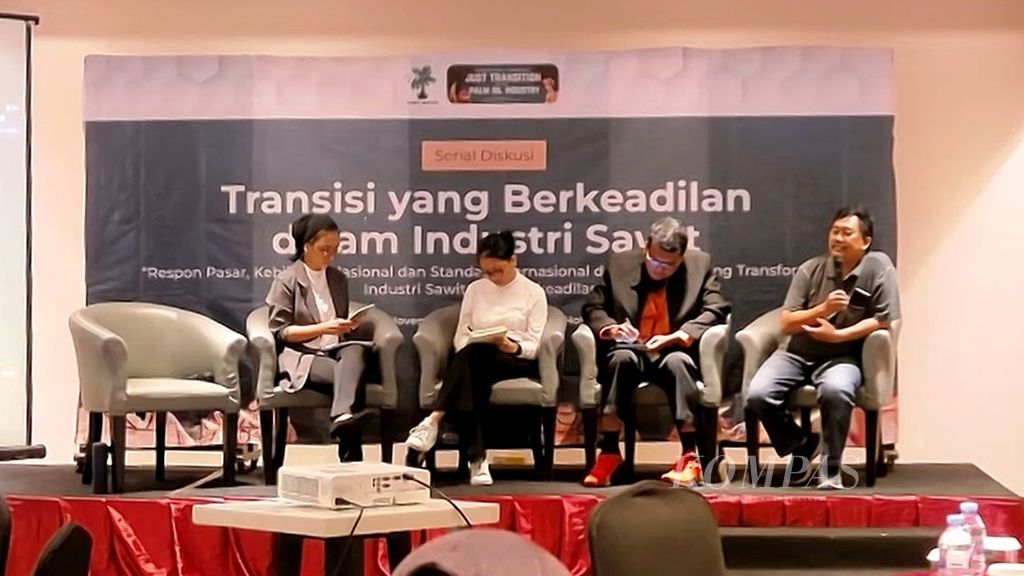 Diskusi bertajuk “Transisi yang Berkeadilan dalam Industri Sawit”, di Jakarta, Senin (20/1/2023).