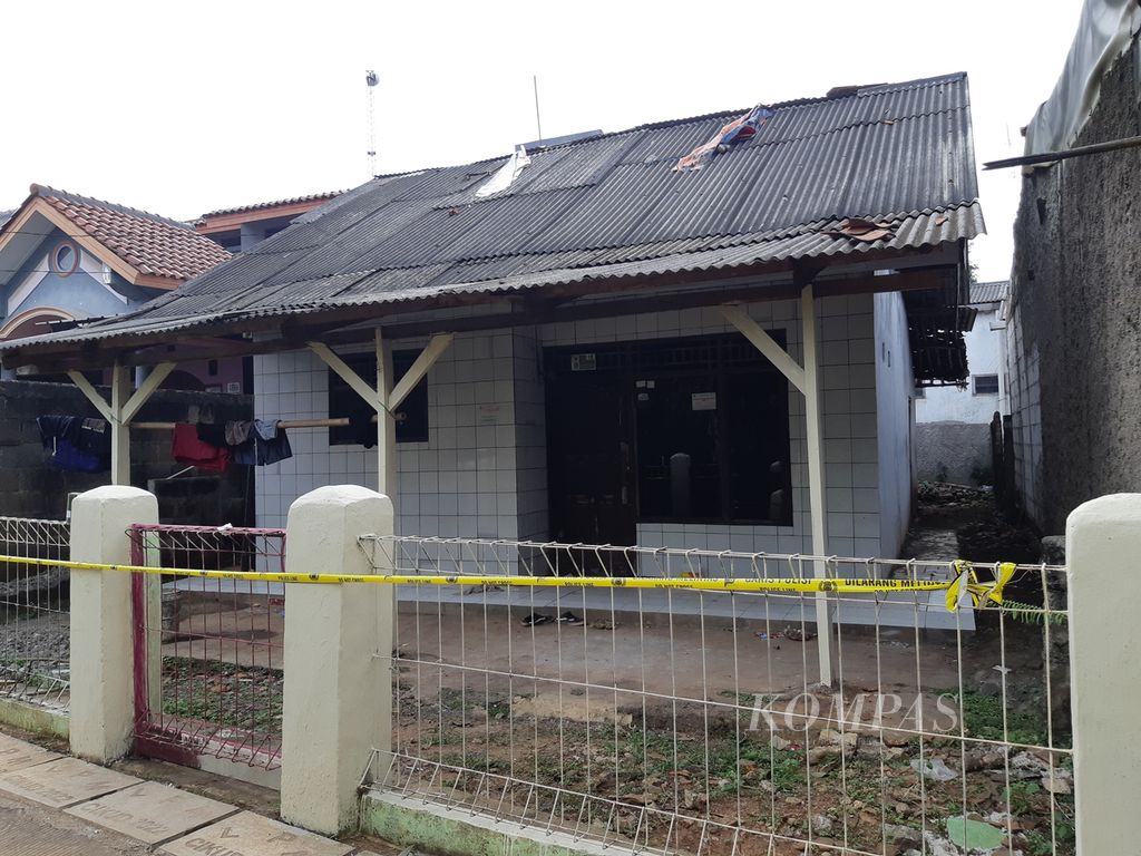 Kondisi rumah kontrakan di Ciketing Udik, Bantargebang, Kota Bekasi, Jawa Barat, Kamis (12/1/2023) pagi. Di dalam rumah ini, empat orang ditemukan terkapar dan mulut berbusa.