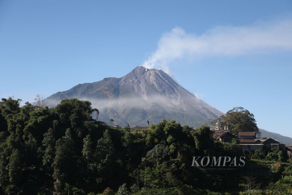 Guguran lava dari Gunung Merapi terlihat dari Desa Banyuroto, Sawangan, Magelang, Jawa Tengah, Kamis (27/7/2023). Gunung Merapi berstatus Siaga sejak November 2020.