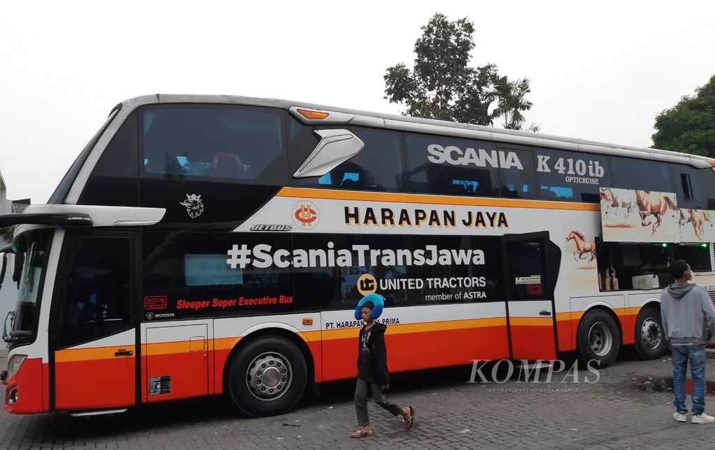 Bus Harapan Jaya yang menyediakan kelas <i>sleeper</i> sedang menjemput penumpang di pul Pasar Rebo, Jakarta Timur, Kamis (7/12/2023).