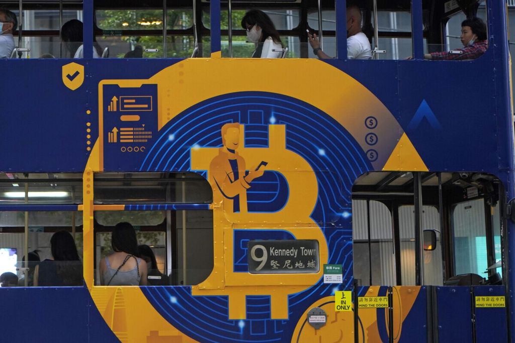 Iklan kripto terpampang di tram di Hong Kong, 12 Mei 2021. Banyak negara mulai mengatur iklan kripto untuk melindungi konsumen.