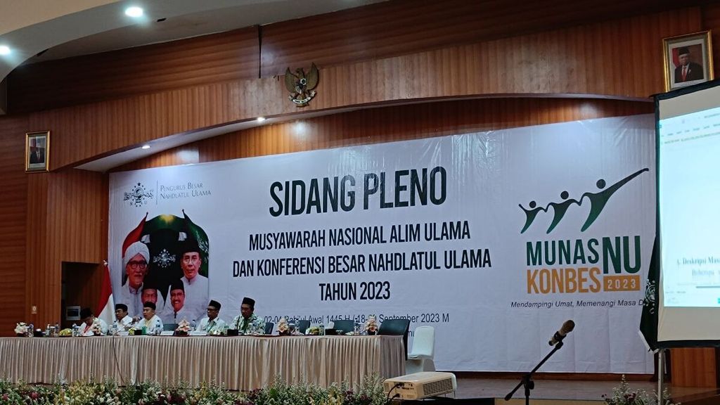 Sidang pleno penetapan rekomendasi komisi pembahasan alim ulama (<i>bahtsul masail</i>) dalam rangkaian acara Musyawarah Alim Ulama dan Konferensi Nasional Nahdlatul Ulama 2023 di Asrama Haji Pondokgede, Jakarta, Selasa (19/9/2023).