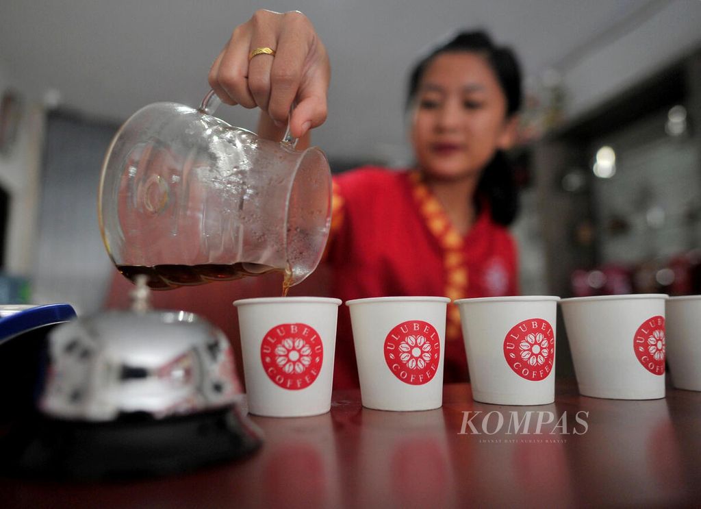 Barista menyajikan kopi jenis robusta di Ulubelu Coffee, Bandar Lampung, Rabu (7/2/2018).