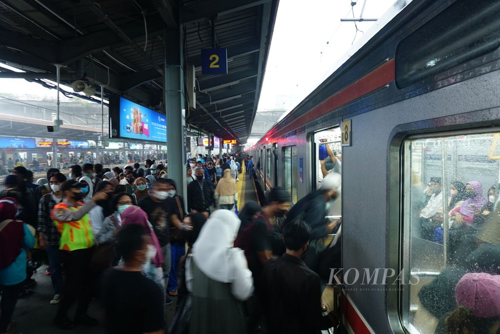 Penumpang berdesakan untuk naik ke kereta rel listrik di Stasiun Tanah Abang, Jakarta, Kamis (30/3/2023). Saat ini, PT Kereta Commuter Indonesia memiliki 109 rangkaian kereta untuk melayani 436,14 juta orang sepanjang tahun.