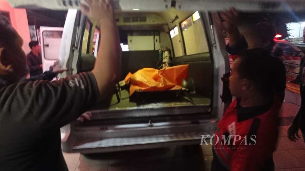 Mayat Prihartono terbungkus dalam kantong mayat di mobil ambulans saat tiba di Rumah Sakit Bhayangkara Palangkaraya, Kalteng, Selasa (7/3/2023). Dari keempat napi yang kabur, dua orang sudah ditangkap, satu masih buron, dan satu lagi tewas ditembak.
