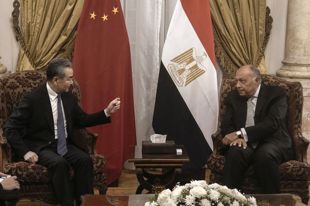 Menteri Luar Negeri China Wang Yi (kiri) bertemu dengan Menlu Mesir Sameh Shoukry dalam lawatan ke Istana Tahrir di Kairo, Mesir, Minggu (14/1/2024). 