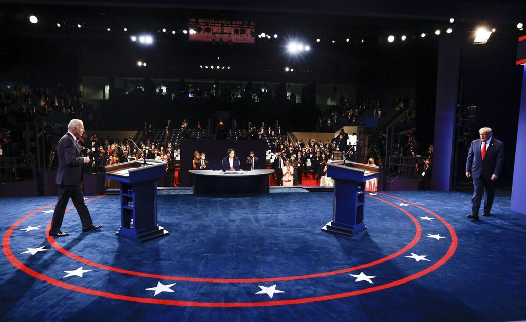 Presiden Donald Trump (kanan) dan calon presiden Partai Demokrat, Joe Biden, memasuki panggung debat calon Presiden Amerika Serikat di Belmont University, Nashville, Tennessee, AS, Kamis (22/10/2020). 