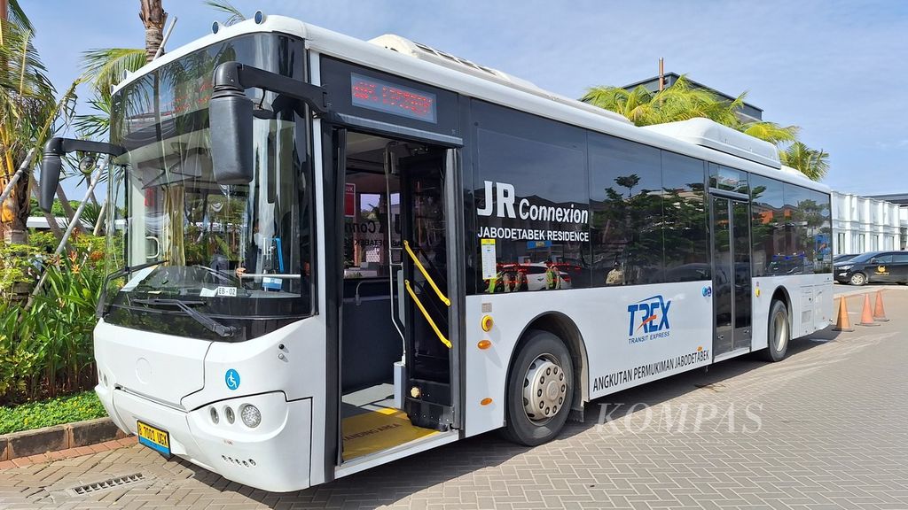 The electric bus of Jabodetabek Residence Connexion operating on the Pantai Indah Kapuk 2 route in Tangerang Regency, Banten, to Sedayu City in Kelapa Gading, East Jakarta, began its service on Monday (4/3/2024). Five buses will serve passengers with a fare of Rp 25,000 and a waiting time between buses of 60 minutes.