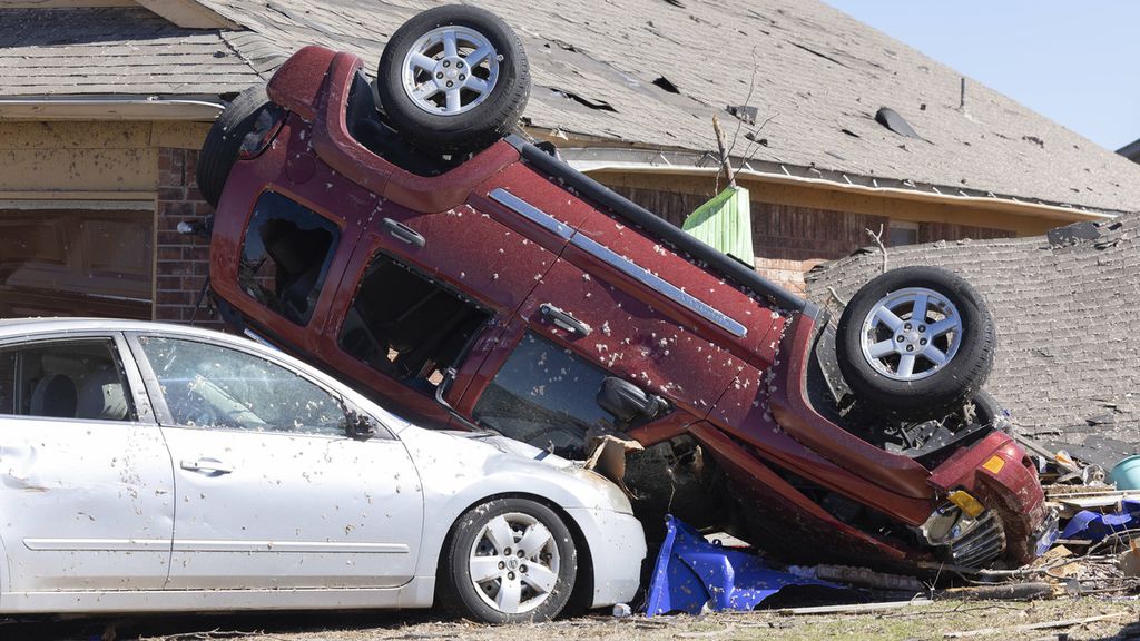 Mobil bertumpuk imbas tornado di Norman, Oklahoma, Amerika Serikat