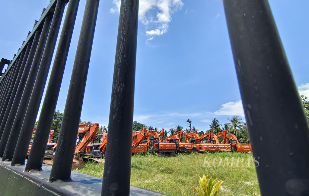 Barang bukti terkait kasus dugaan korupsi pengelolaan timah yang berupa 51 unit ekskavator dan tiga unit buldoser di Kejaksaan Tinggi Bangka-Belitung, Pangkal Pinang, Pulau Bangka, Selasa (23/4/2024). 