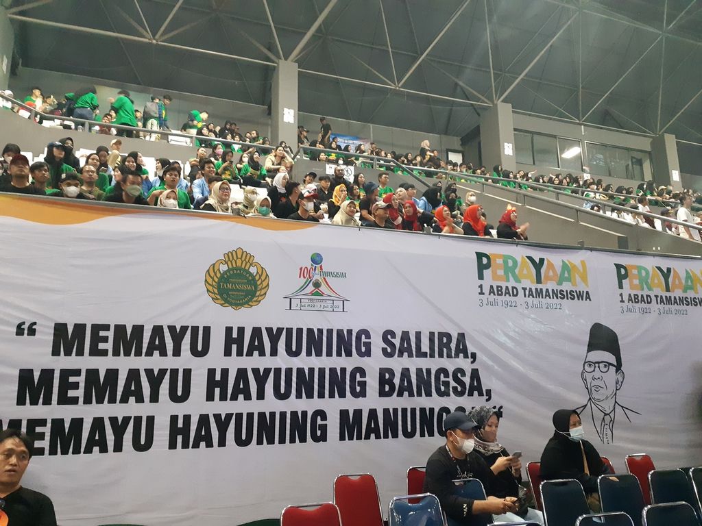 Kemeriahan perayaan puncak peringatan Satu Abad Tamansiswa di Tennis Indoor Senayan, Jakarta, Minggu (24/7/2022).