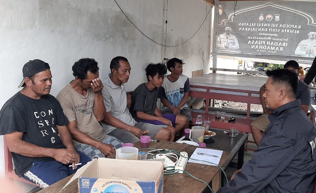 Lima korban selamat KLM Kasman Indah ditampung di Asrama Polsek Pasimarannu, Kepulauan Selayar, Sulawesi Selatan, sejak Minggu (25/12/2022). 