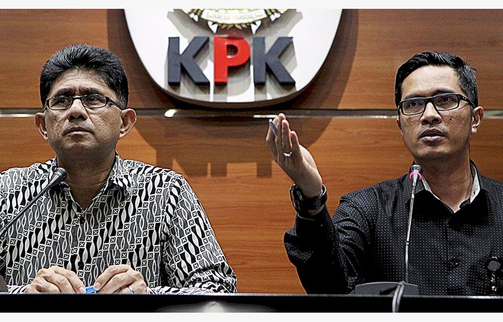 Wakil Ketua Komisi Pemberantasan Korupsi (KPK) Laode M Syarif (kiri) di dampingi Juru Bicara KPK Febri Diansyah mengadakan konperensi pers perihal operasi tangkap tangan (OTT) di gedung KOK, Jakarta, Rabu (2/8).