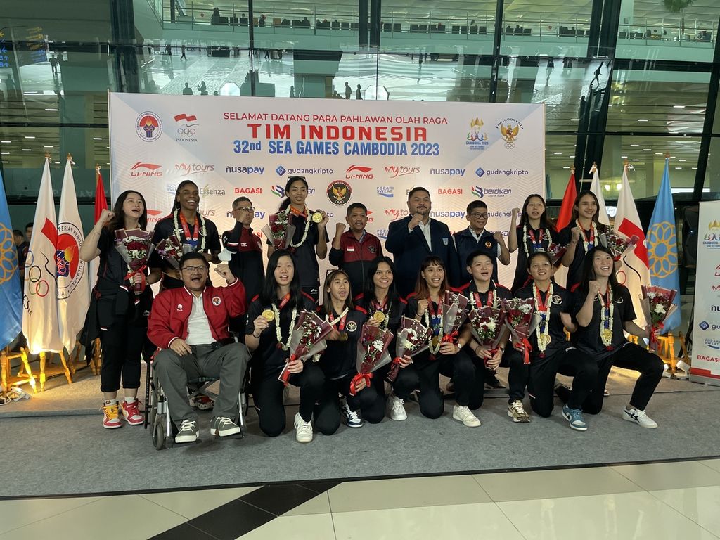 Timnas bola basket putri tiba di Tanah Air melalui Bandara Soekarno-Hatta, Tangerang, Banten, Rabu (17/5/2023), setelah meraih prestasi tertinggi sekaligus mencetak sejarah dengan meraih emas di SEA Games 2023 Kamboja.