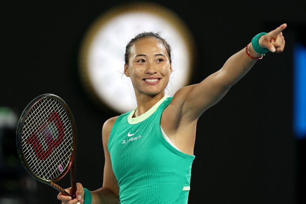 Petenis China, Zheng Qinwen, merayakan kemenangan atas petenis Russia, Anna Kalinskaya, pada perempat final Australia Terbuka di Melbourne, Rabu (24/1/2024). Zheng menang dengan skor 6-7 (4), 6-3, 6-1.