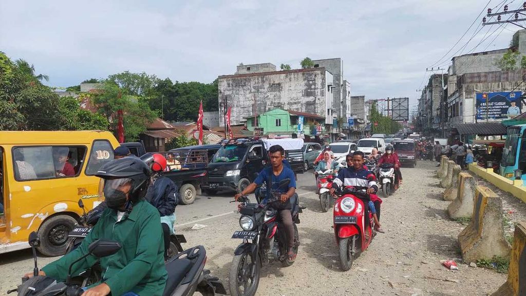 Kemacetan lalu lintas terjadi di jalan ruas Medan-Banda Aceh di Kecamatan Stabat, Kabupaten Langkat, Sumatera Utara, Rabu (4/5/2022). Volume kendaraan terus meningkat sejak Lebaran hari kedua.