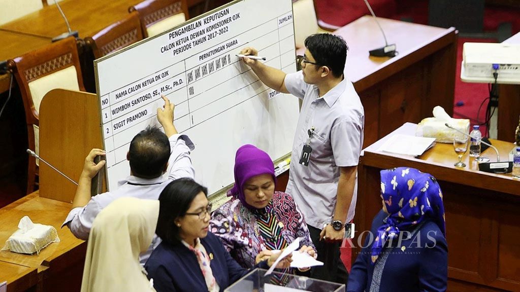 Suasana penghitungan suara untuk memilih Ketua Dewan Komisioner Otoritas Jasa Keuangan (OJK) seusai uji kelayakan dan kepatutan di Komisi XI DPR, Jakarta, Kamis (8/6/2017). Kata <i>komisioner</i> pada dewan <i>komisioner</i> dipergunakan OJK sesuai dengan UU No 21/2011 tentang OJK. 