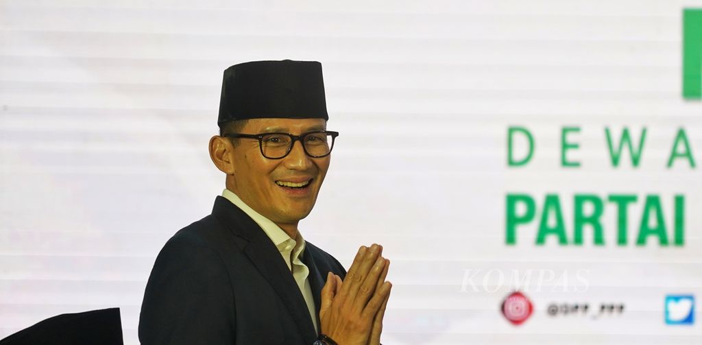 Sandiaga Uno menghormat kepada para hadirin pada acara Penyerahan Kartu Tanda Anggota Partai Persatuan Pembangunan kepada Sandiaga Salahudin Uno di kantor DPP PPP, Jakarta, Rabu (15/6/2023).