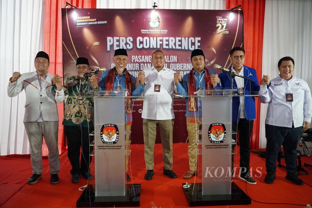 Bakal pasangan calon gubernur dan wakil gubernur Sumatera Barat, Mahyeldi (tiga dari kiri) dan Vasco Ruseimy (tiga dari kanan), berfoto dengan pimpinan daerah partai pengusung, yaitu PKS, Gerindra, Demokrat, Perindo, dan PBB, seusai mendaftar di KPU Sumbar, Kota Padang, Selasa (27/8/2024). 