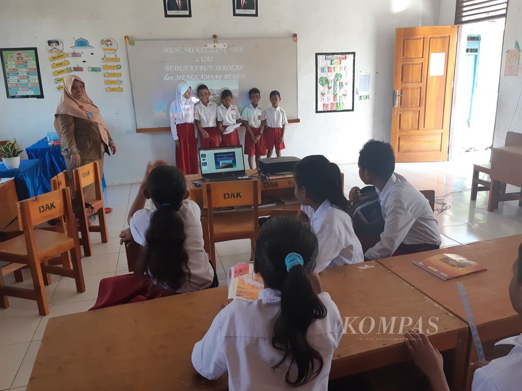 Guru terus didorong untuk memperkuat kompetensi pembelajaran dengan mengoptimalkan teknologi digital. Terlihat suasana belajar di kelas V SD Negeri Waikelo, Sumba Barat Daya, Nusa Tenggara Timur.
