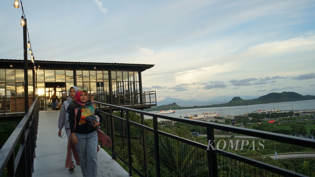 Pengunjung menikmati pemandangan di kawasan pariwisata terintegrasi Bakauheni Harbour City di Kabupaten Lampung Selatan, Lampung, Sabtu (6/4/2024). 