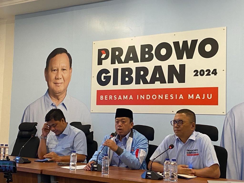 Sekretaris TKN Prabowo-Gibran, Nusron Wahid (tengah), di Jakarta, Kamis (11/1/2024).