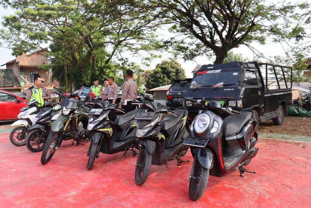 Aparat Satuan Lalu Lintas Polres Pringsewu menggagalkan pengiriman enam unit sepeda motor yang diduga hasil curian pada Selasa (8/8/2023).