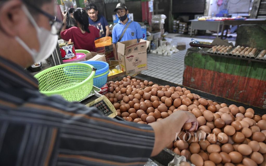 Penjual telur ayam ras melayani pembeli di Pasar Grogol, Jakarta Barat, Sabtu (28/5/2022). Hampir satu bulan setelah Lebaran, harga jual telur ayam di sejumlah pasar di Jakarta terus mengalami kenaikan dalam beberapa hari terakhir. Saat ini harga telur ayam Rp 29.000-Rp 30.000 per kilogram. 