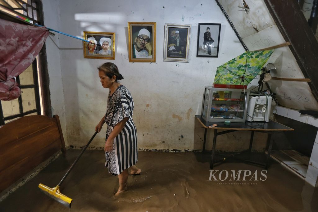 Warga membersihkan sisa lumpur dan air bekas banjir di Kelurahan Kampung Melayu, Kecamatan Jatinegara, Jakarta Timur, Jumat (15/03/2024).