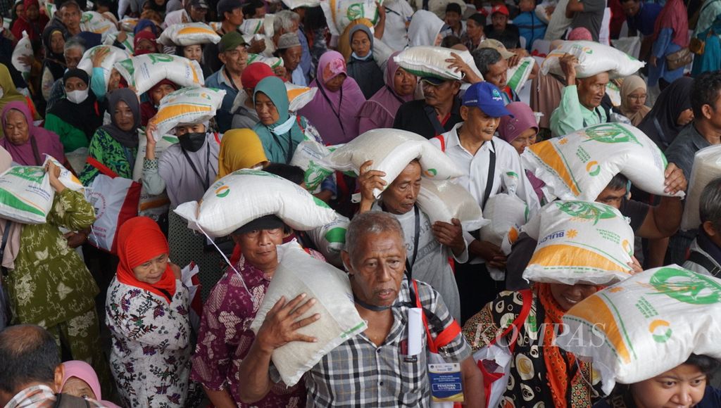Warga berbondong-bondong keluar setelah mendapatkan bantuan pangan di Gudang Bulog Meger, Kabupaten Klaten, Jawa Tengah, Rabu (31/1/2024). Bantuan berupa beras sebanyak 10 kilogram itu akan diberikan setiap bulan mulai dari Januari hingga Juni.