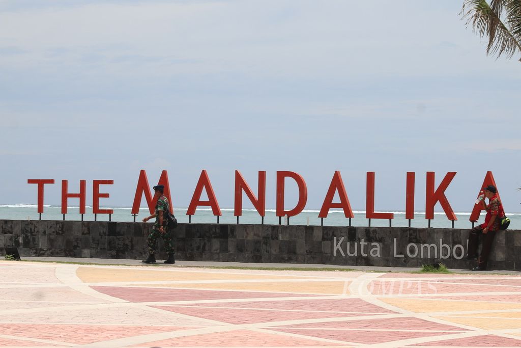 Sejumlah wisatawan terlihat di kawasan Taman Pantai Kuta Mandalika, Kuta, Lombok Tengah, NTB, 26 Februari 2020. KEK Mandalika menjadi salah satu dari lima destinasi superprioritas yang dikembangkan pemerintah saat ini. Pada 2021, di kawasan itu dilaksanakan ajang balap motor paling bergengsi di dunia, yakni MotoGP.