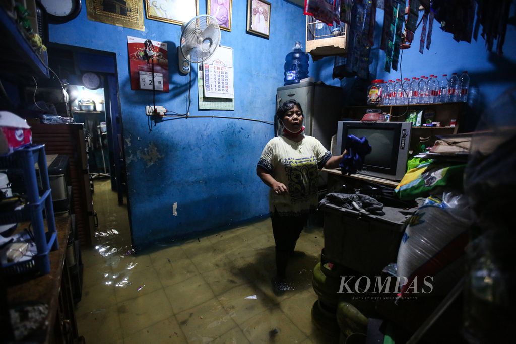Warga menyelamatkan barang-barang di dalam rumah kontrakannya yang terendam banjir di Kelurahan Kapuk, Kecamatan Cengkareng, Jakarta Barat, Jumat (22/3/2024). 