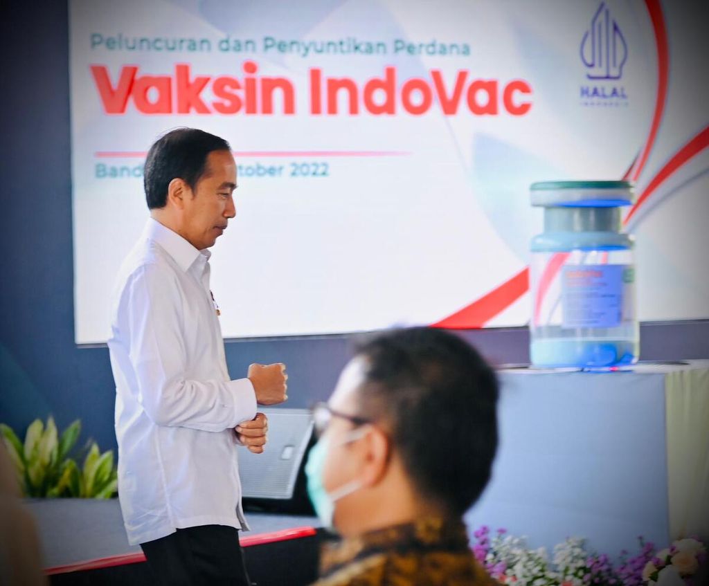 Presiden Joko Widodo menghadiri peluncuran dan penyuntikan perdana vaksin Covid-19 buatan Bio Farma, IndoVac, di Pabrik PT Bio Farma (Persero), Kota Bandung, Provinsi Jawa Barat, Oktober 2022.