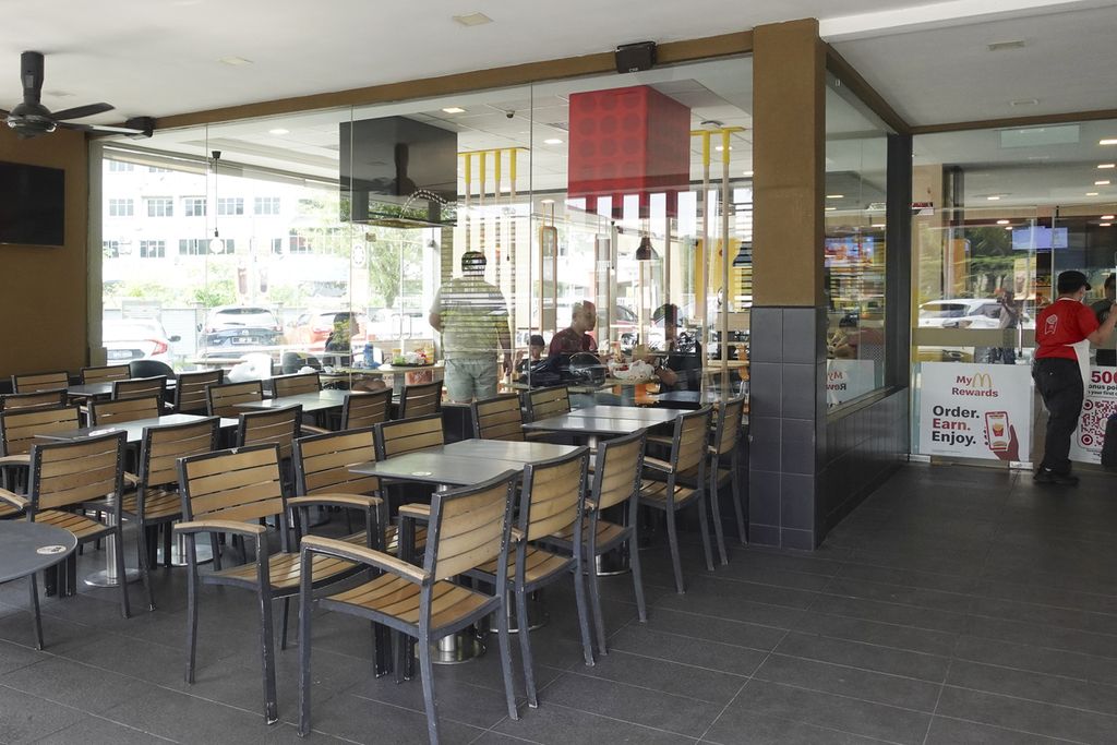 Customers ate near empty chairs at a McDonald's outlet in Shah Alam, Malaysia, on Sunday (28/4/2024), amidst the boycott of Israel and its supporters.