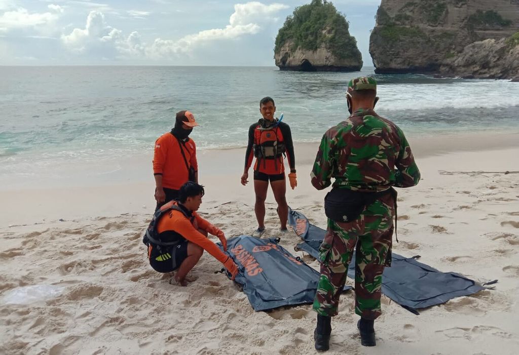 Dokumentasi Basarnas Bali menampilkan hasil operasi SAR di kawasan pantai Diamond Beach, Nusa Penida, Kabupaten Klungkung, terhadap korban terseret arus laut, Rabu (28/12/2022).