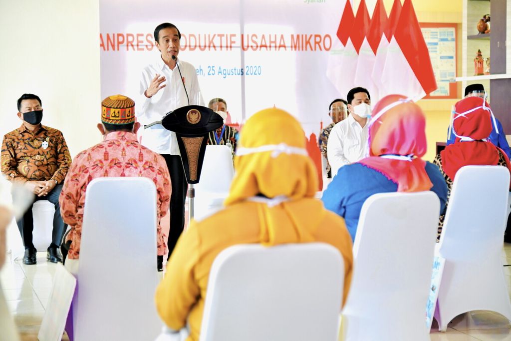 Presiden Joko Widodo dalam acara pemberian Banpres Produktif Usaha Mikro (BPUM) kepada para pelaku usaha mikro dan kecil di Provinsi Aceh, Selasa (25/8/2020). Acara penyerahan dilangsungkan di Pusat Layanan Usaha Terpadu KUMKM Provinsi Aceh, Kota Banda Aceh, Selasa, 25 Agustus 2020. Bantuan tersebut berupa hibah dengan besaran Rp 2,4 juta yang ditujukan bagi para pelaku usaha mikro dan kecil.