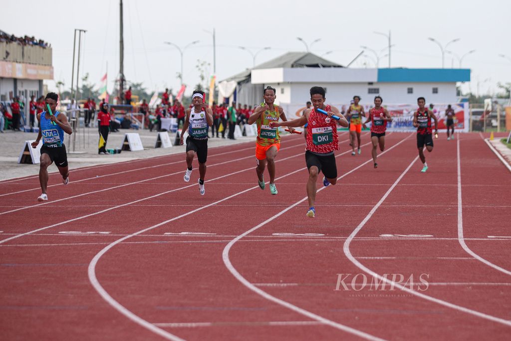 Pelari DKI Jakarta Fatah Sidik Jael finis di urutan petama dan membawa tim DKI Jakarta juara di cabang olahraga atletik nomor lari 4 x 100 meter estafet putra pada PON Aceh-Sumut 2024 di Stadion Madya Atletik Sumut Sport Center, Kabupaten Deli Serdang, Sumatera Utara, Rabu (18/9/2024). Tim DKI Jakarta meraih medali emas setelah mencatatkan waktu 39.80 detik. 