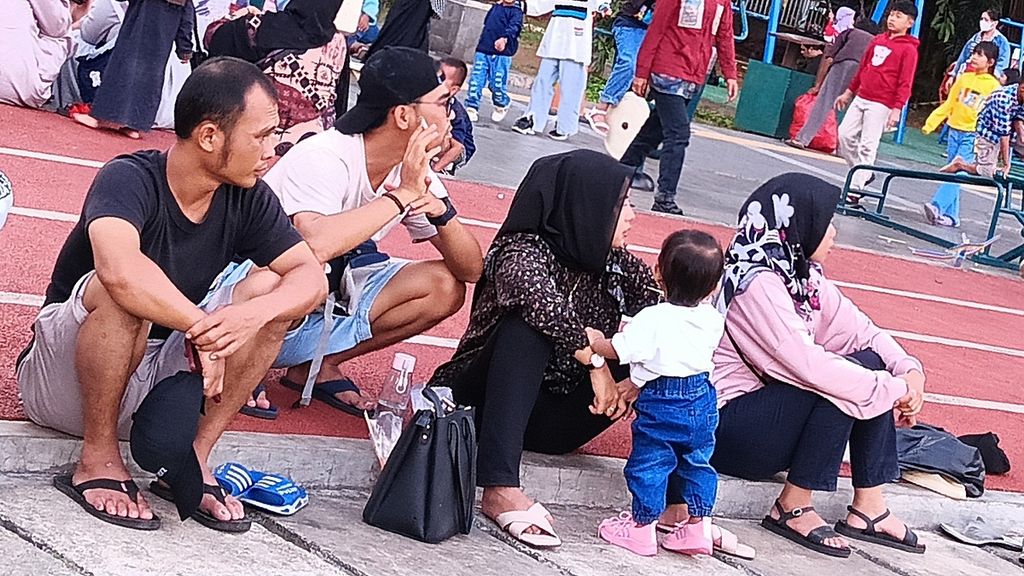 Salah satu orangtua memanfaatkan ketiadaan petugas keamanan taman dengan merokok di Alun-alun Kota Bogor, Jumat (30/6/2023). Alun-alun Kota Bogor merupakan salah satu kawasan tanpa rokok. 