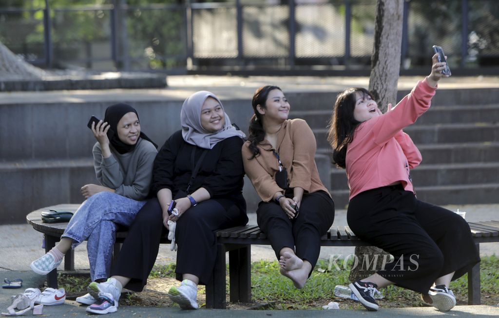 The beautiful atmosphere of the park is widely utilized as a background for visitors to take photos at Tebet Eco Park, South Jakarta, on Thursday (March 21st, 2024).