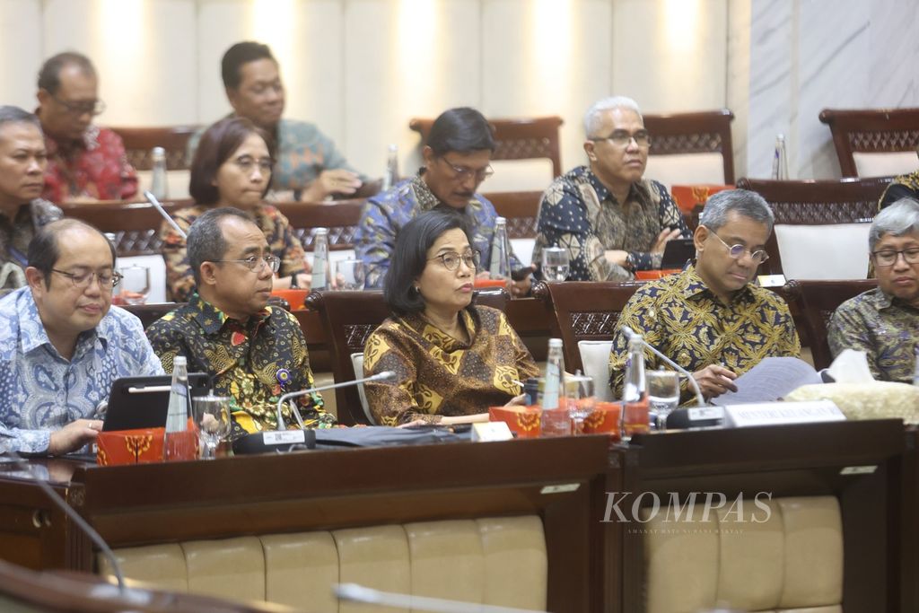 Menteri Keuangan Sri Mulyani mengikuti rapat kerja dengan Komisi XI DPR terkait RAPBN 2025 di Kompleks Parlemen, Senayan, Jakarta, Selasa (11/6/2024). 