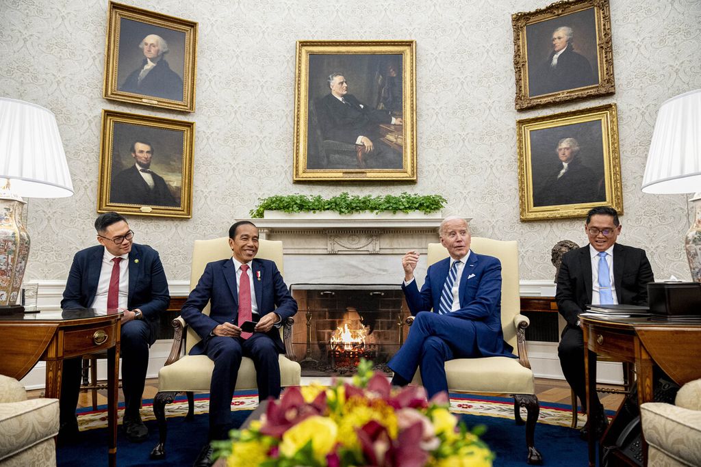 Presiden AS Joe Biden menerima kunjungan Presiden Joko Widodo di Kantor Oval Gedung Putih, Washington DC, AS, Senin (13/11/2023). 